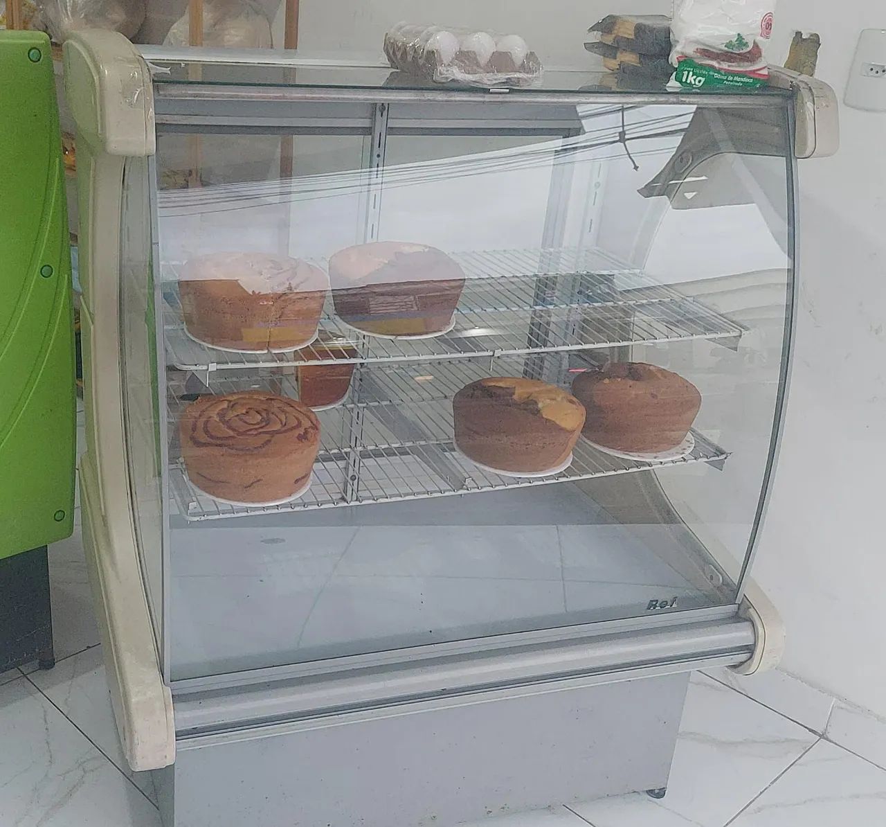 Expositor de bolos, tortas, pães.