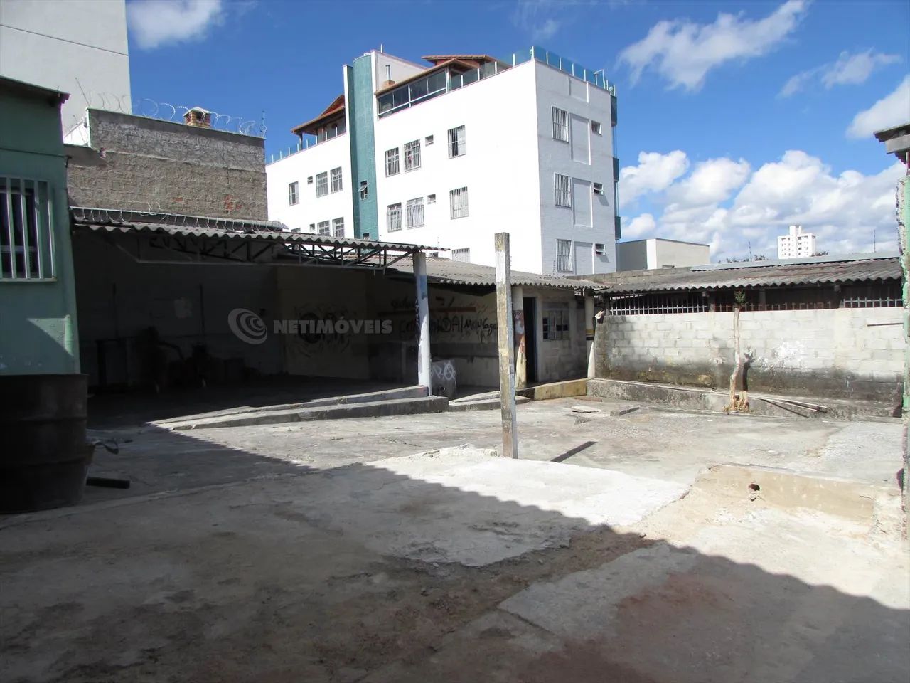 Terreno com galpão e 920 m²; de área construída próximo à Rua Alberto Cintra - Foto 2
