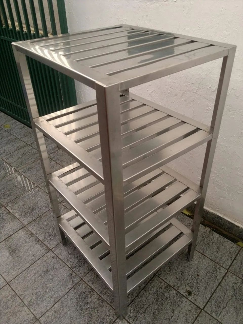 Estante em inox 304, quatro prateleiras vazadas A: 1,35m x L: 65cm x Profundidade: 58,5 - Foto 2