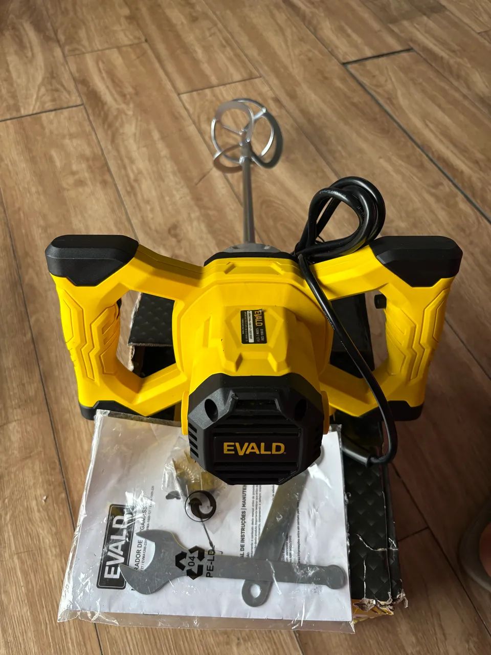 Misturador elétrico de argamassa Evald, 127V 1200W de potencia.