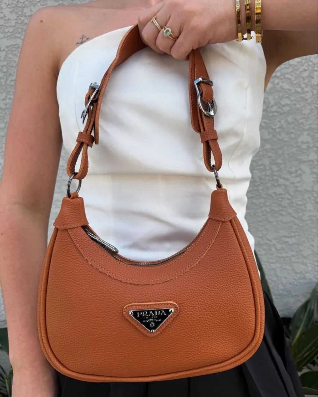 Bolsa de Ombro Prada Arqué Couro Feminino Luxo (Formato de Meia-Lua) - Foto 2