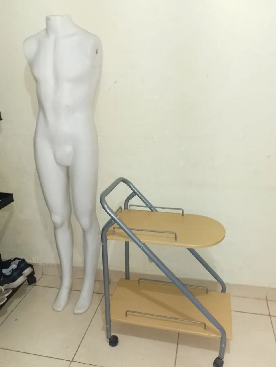 MANEQUIM E MESA EM Z, VENDO SEPARADO  - Foto 2