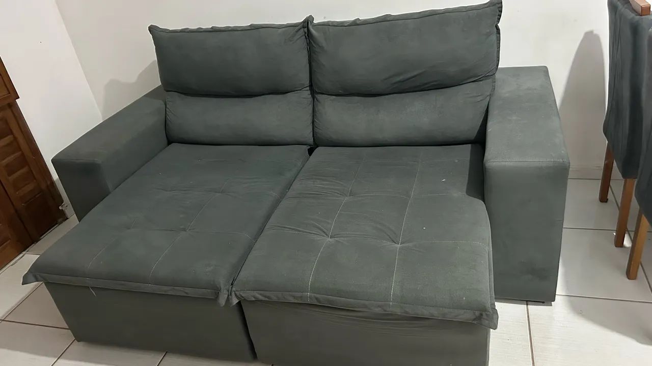 sofá retrátil e reclinável, cinza-chumbo, com braços largos e assentos bem acolchoados - Foto 5