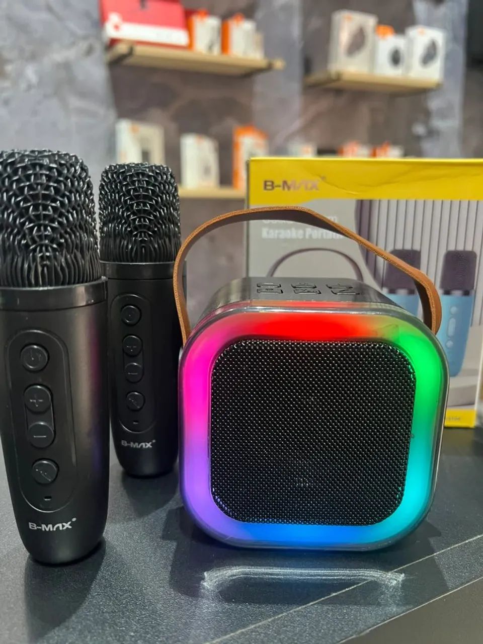 Caixinha Bluetooth karaokê com 2 microfones