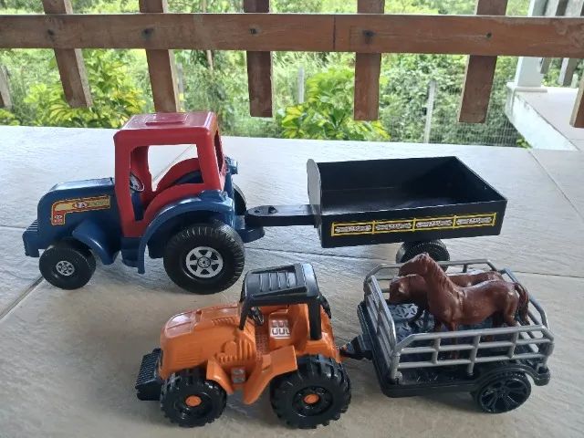 Trator e cavalinhos