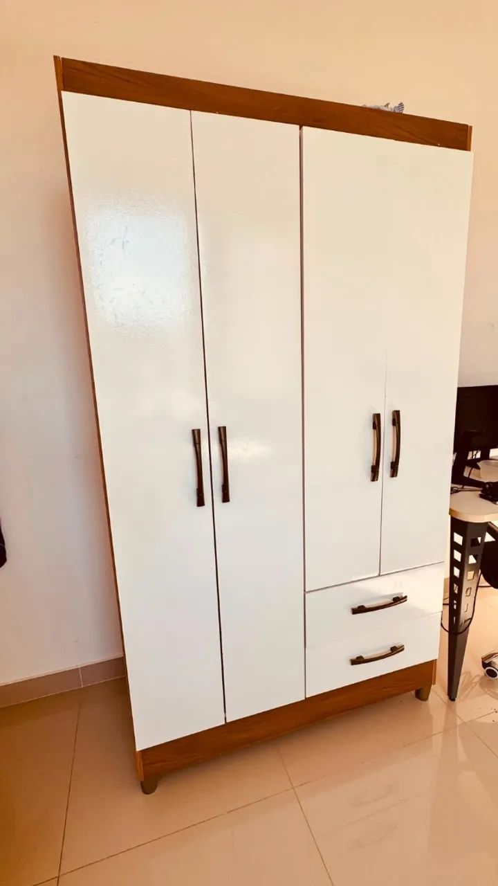 Guarda-Roupa de Solteiro 4 Portas e 2 Gavetas