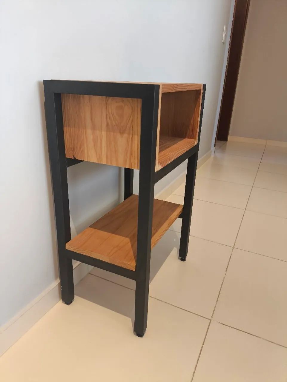 Mesa de Cabeceira Industrial com Nicho e Prateleira - 72 cm - Foto 4