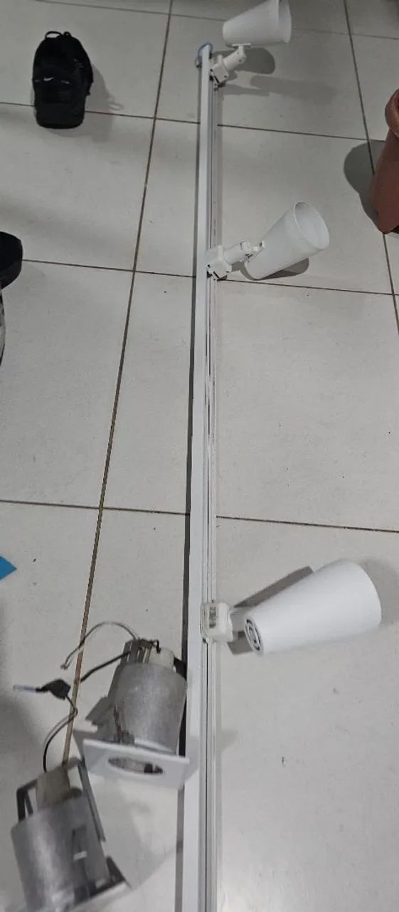 Trilho Led 4 Spots Direcionáveis Instalação Sobrepor Moderno 220v / 127v - Foto 5