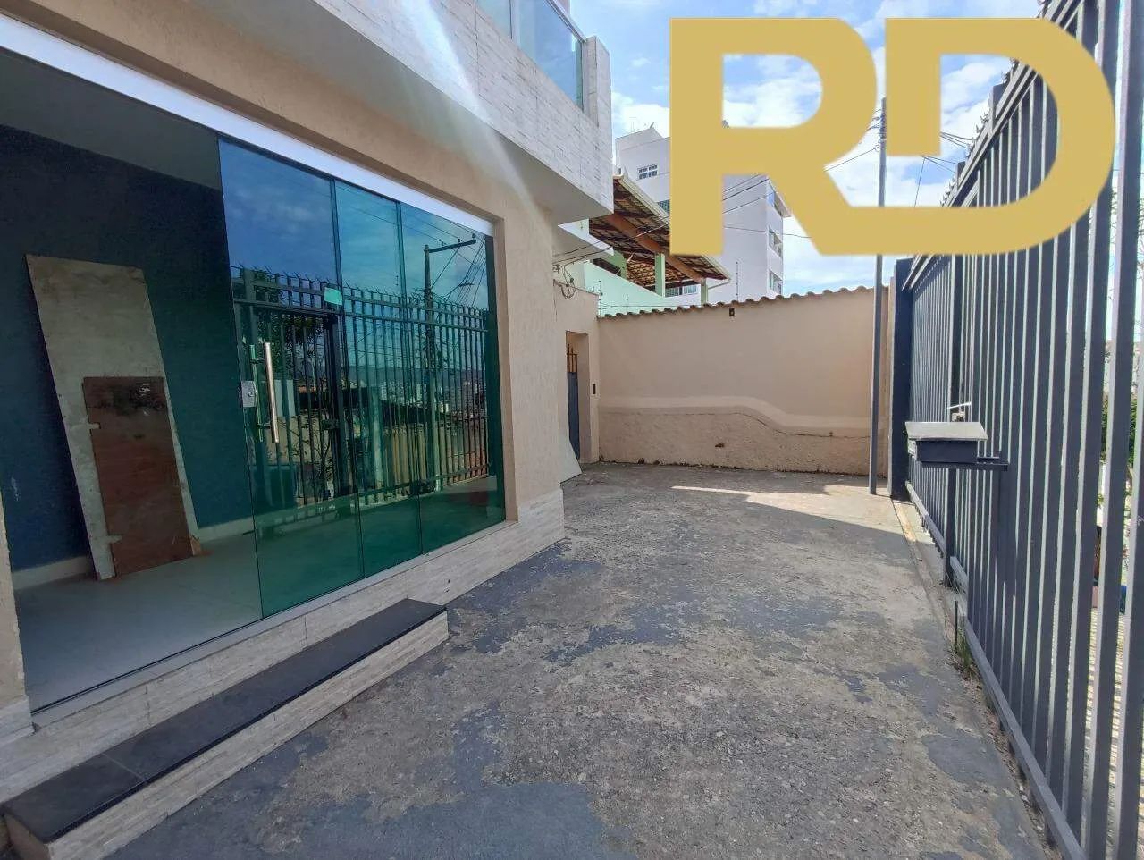 Casa Comercial de 06 quartos e 02 vagas - Foto 2