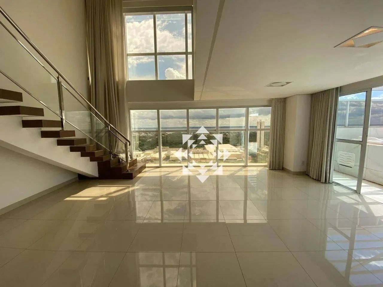 Cobertura duplex com 3 suítes e vista para o lago no Edifício Capim Dourado