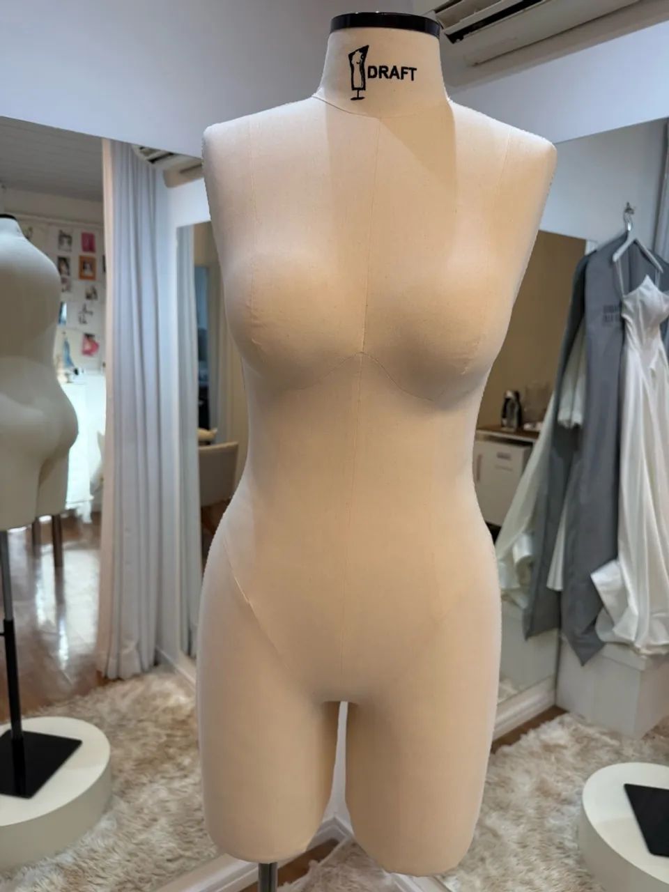 MANEQUIN FEMININO TAMANHO 44 MEIA PERNA COM PÉ DE FERRO + BRAÇOS - DRAFT - Foto 2
