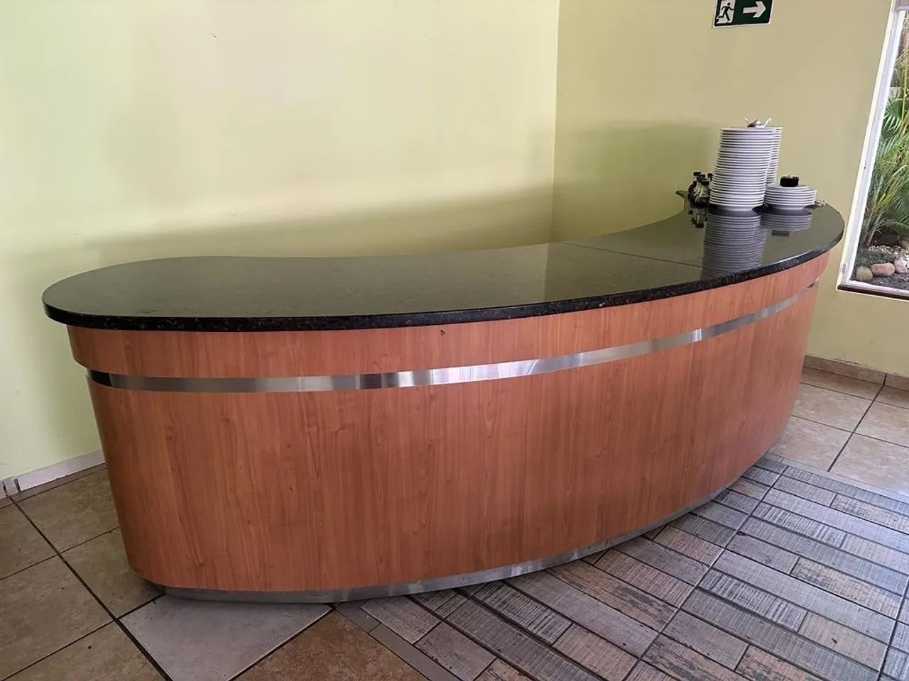 Balcão com tampo de granito