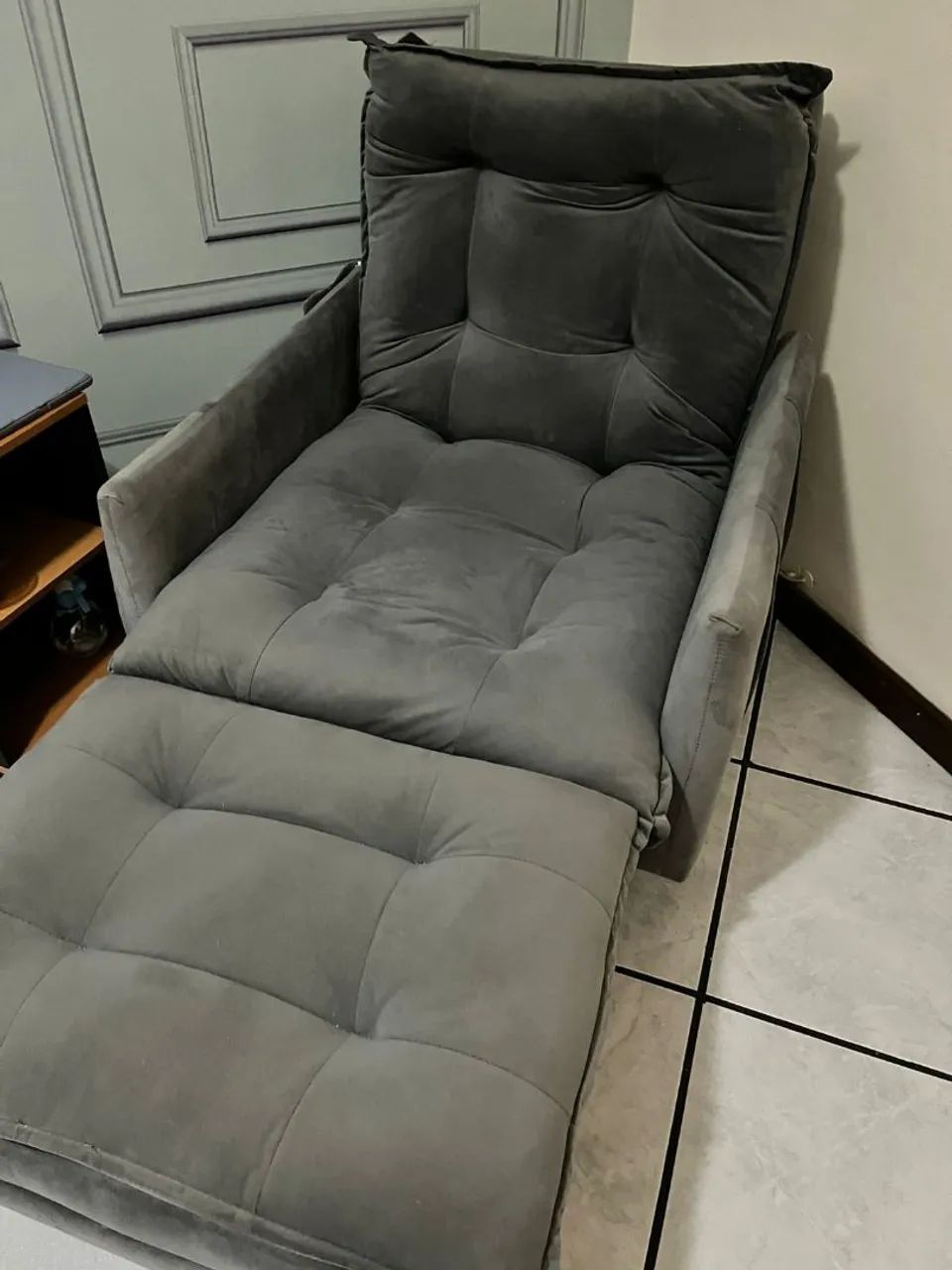 Vendo Poltrona reclinável com suporte para os pés 
