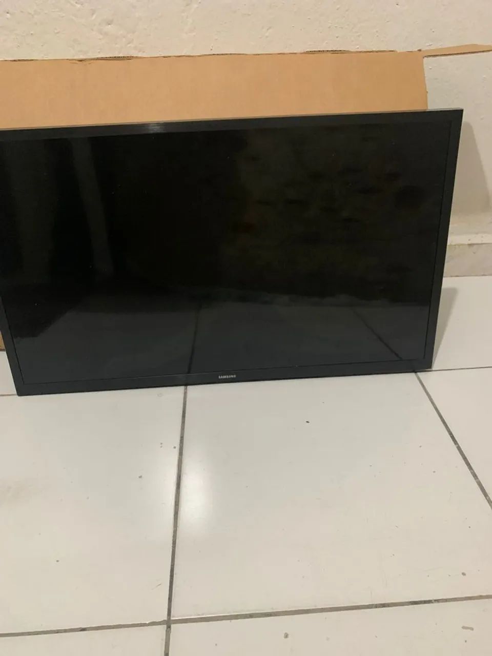 Tv 32 polegadas com ótimo funcionamento, tv seminovos com uma mancha pequena na tela