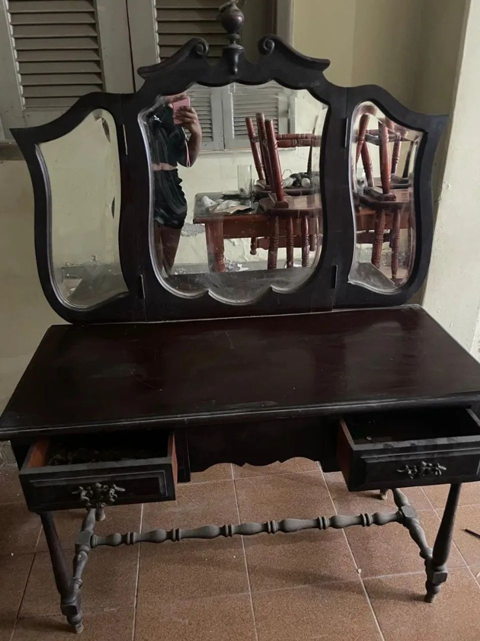 Vendo uma penteadeira antiga de madeira vendo  - Foto 3
