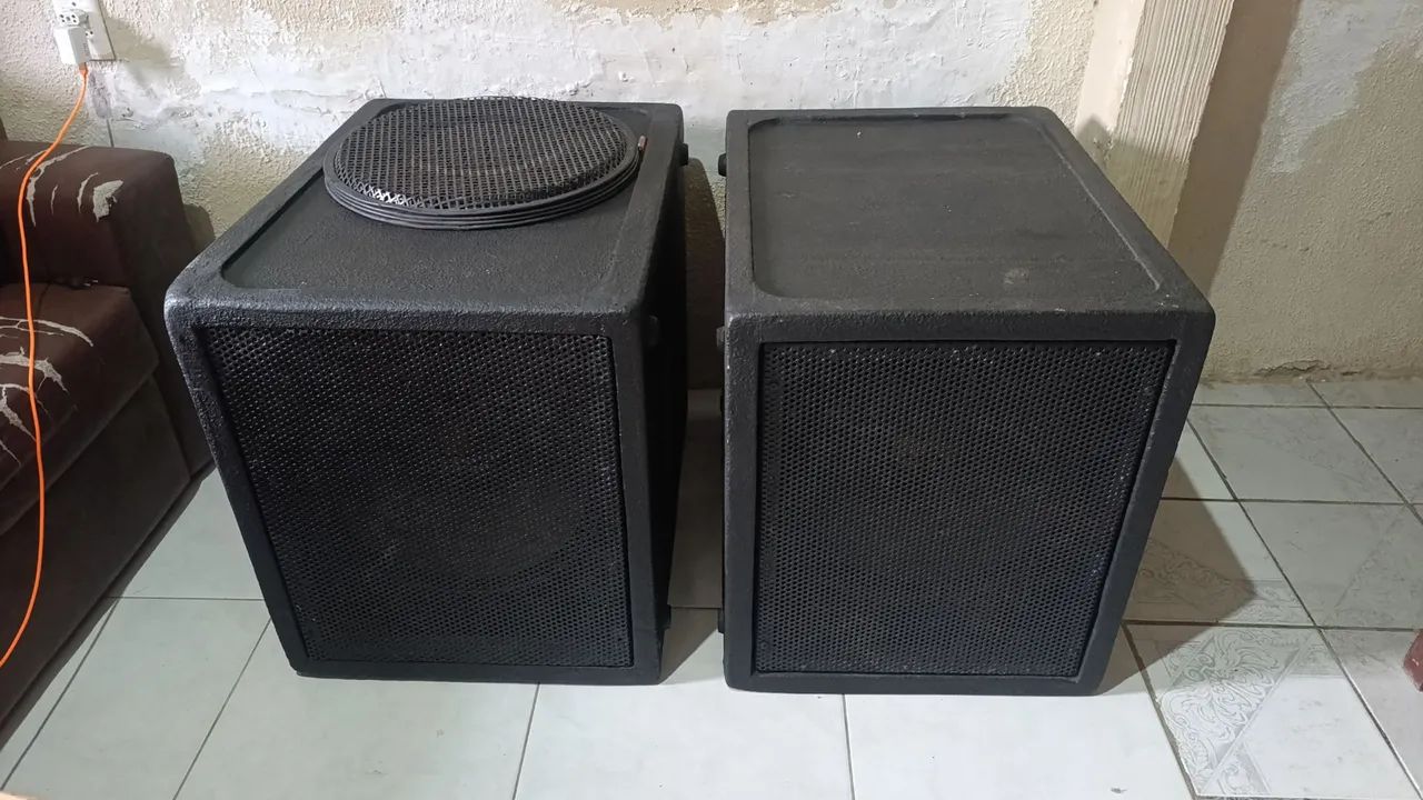 Par de caixas de grave com alto falantes de 18 polegadas, de 2600wolts excelente. 