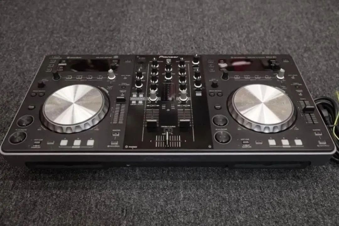 Pioneer XDJ-R1 Controller