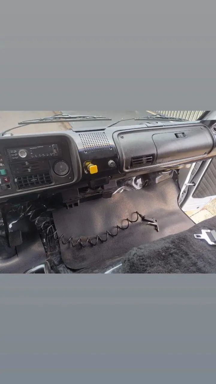 Caminhão baú - Foto 2