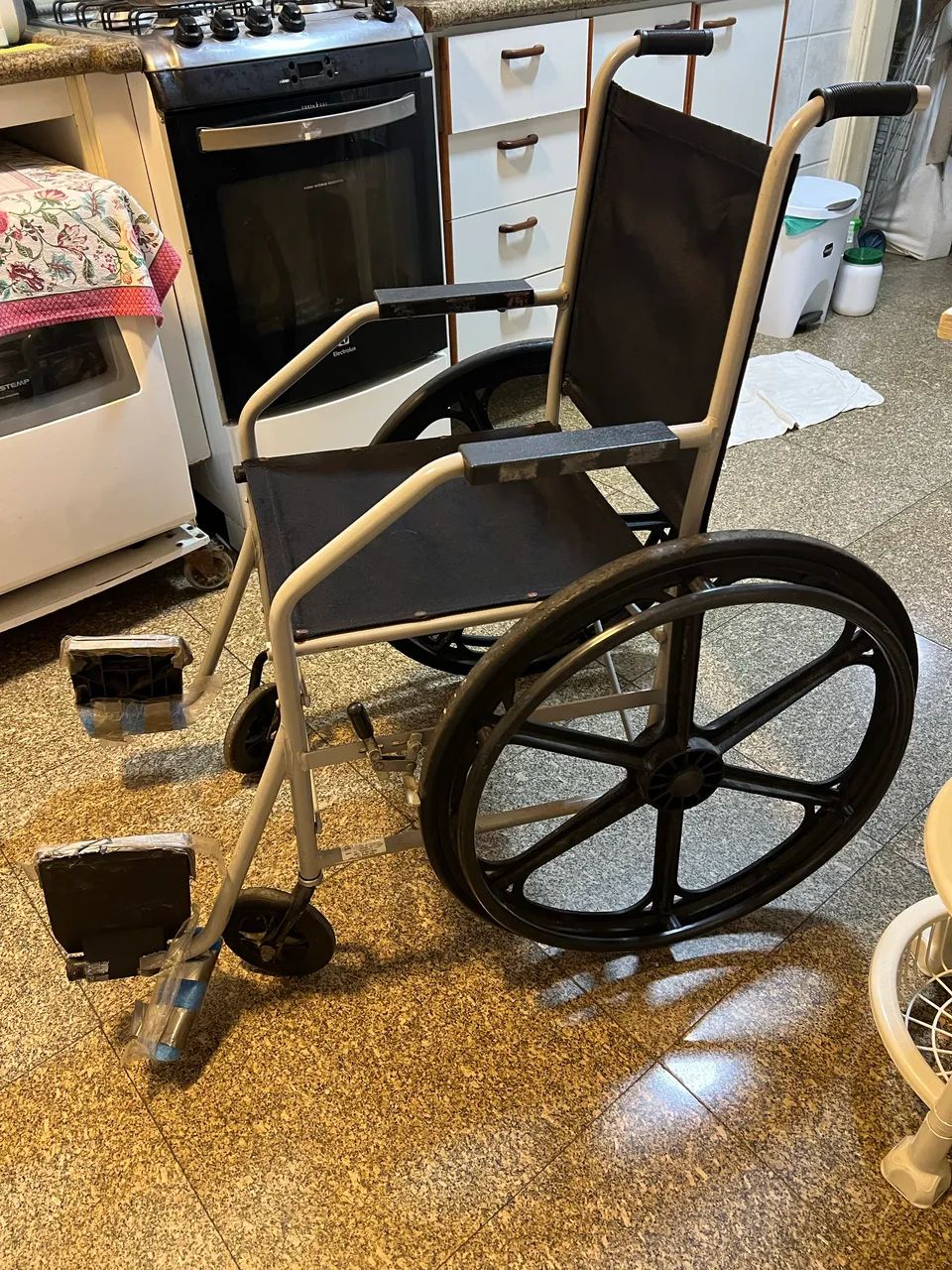 Vendo cadeira de rodas - Foto 4
