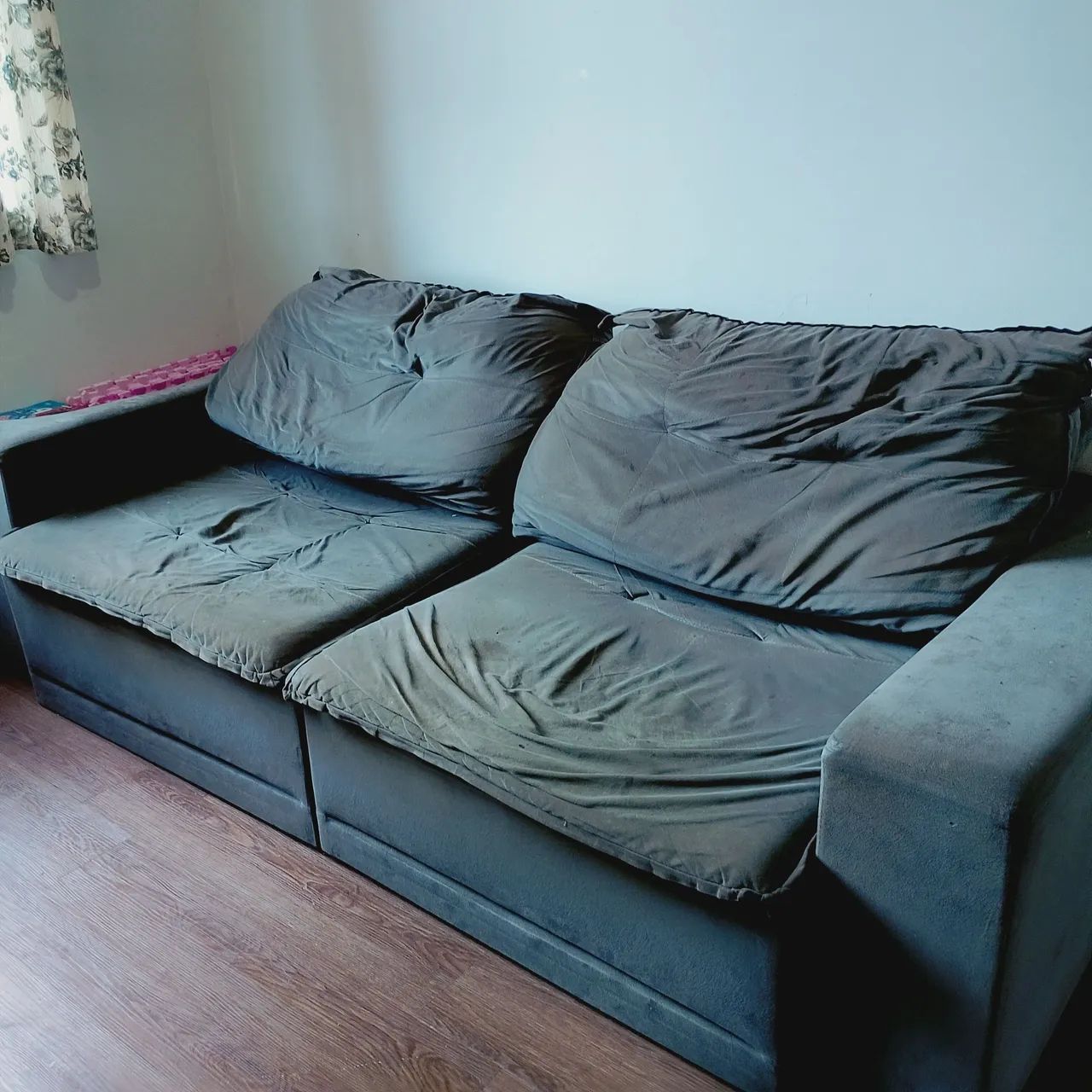 Vendo sofá 2 lugares retrátil de tecido Suede  - Foto 5
