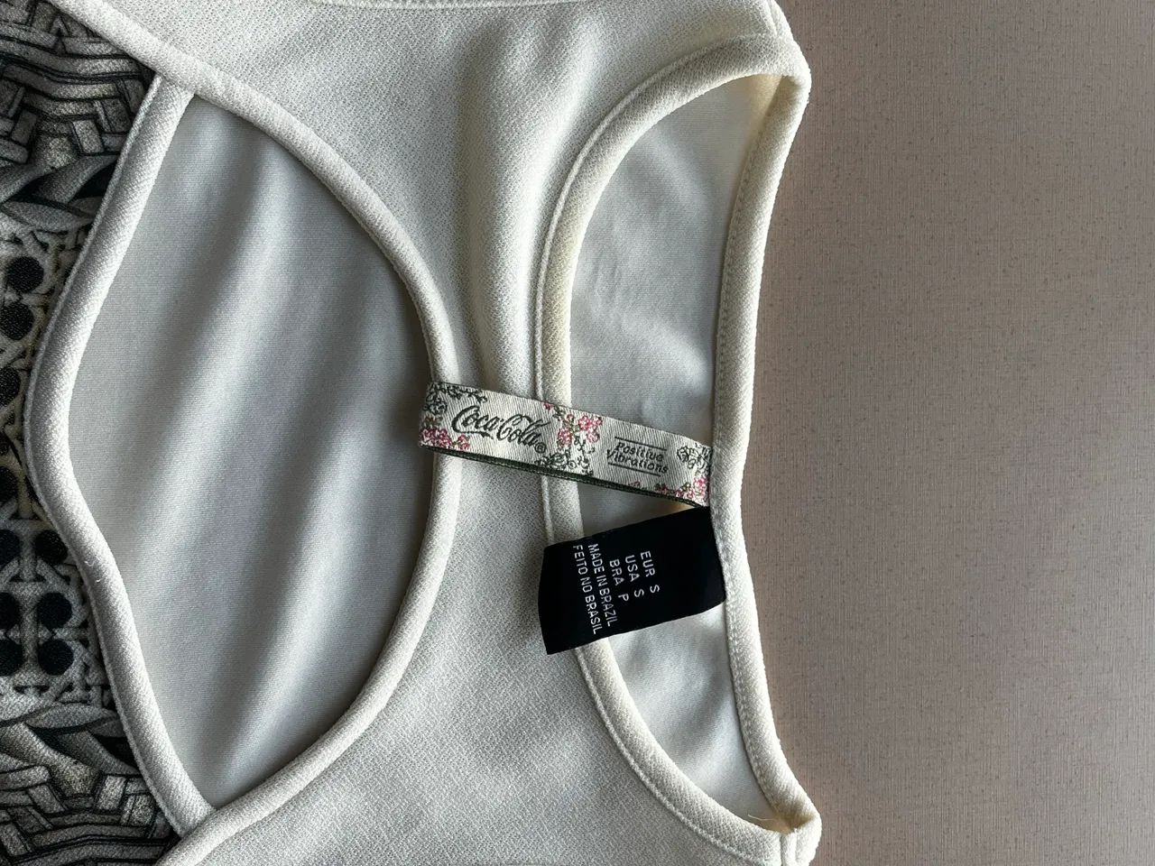 Body off white Coca Cola tamanho P  - Foto 4