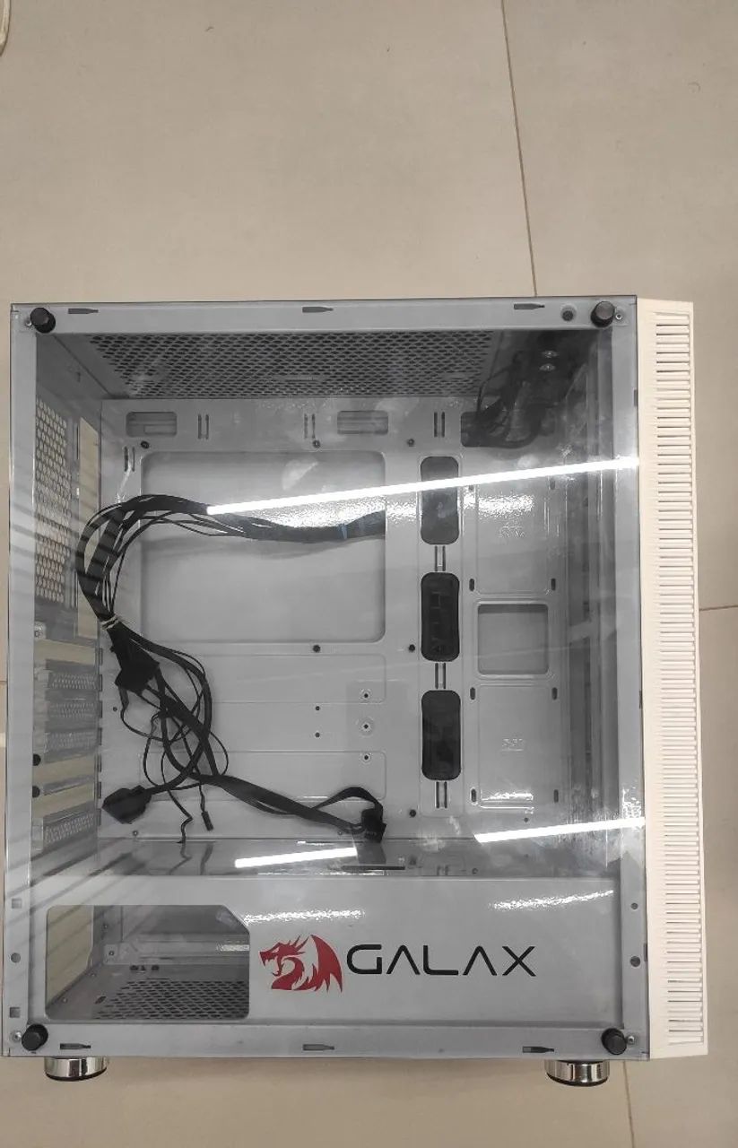 Gabinete branco com luz RGB 