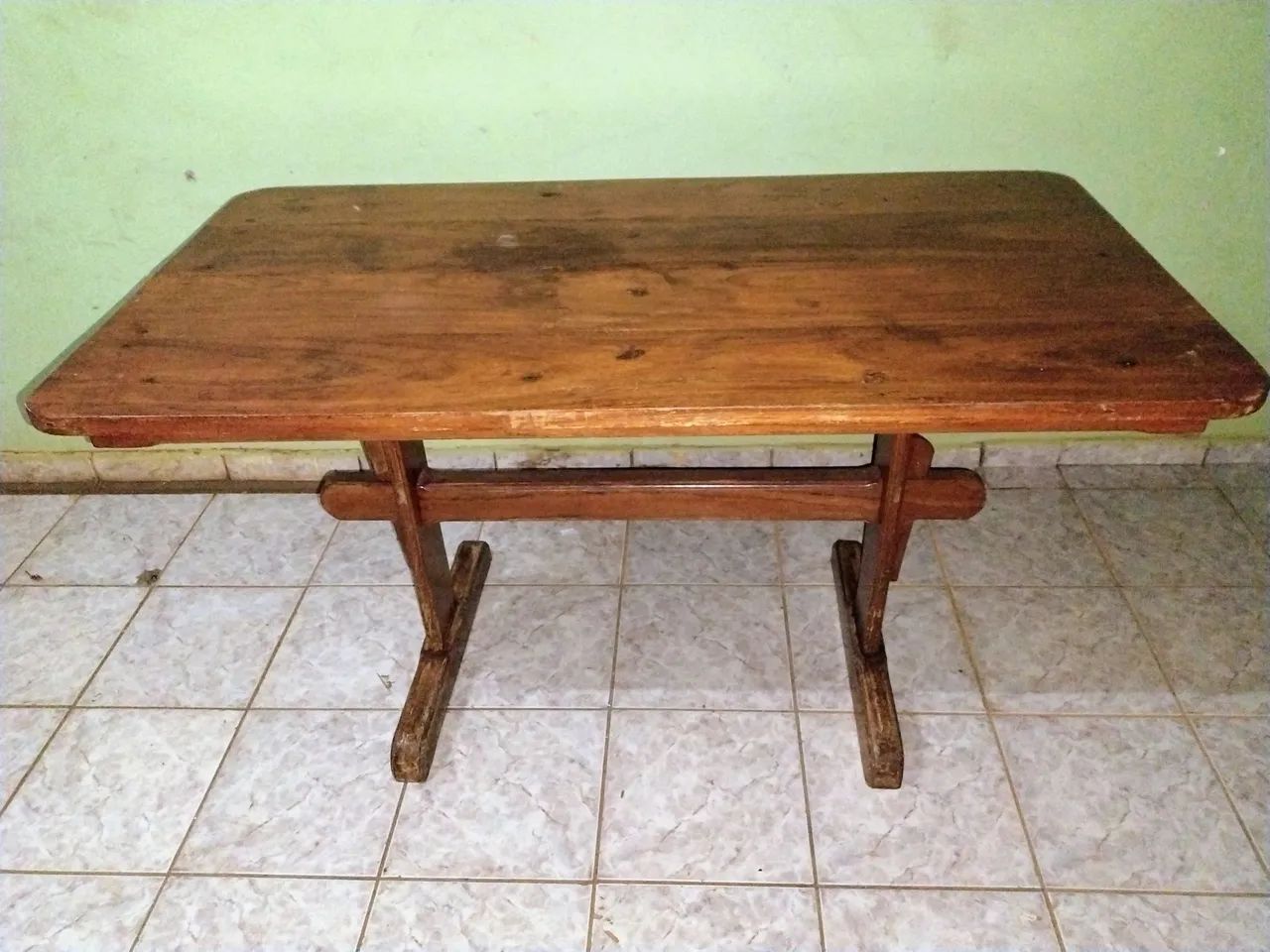 Mesa de jantar de madeira resistente com cadeiras