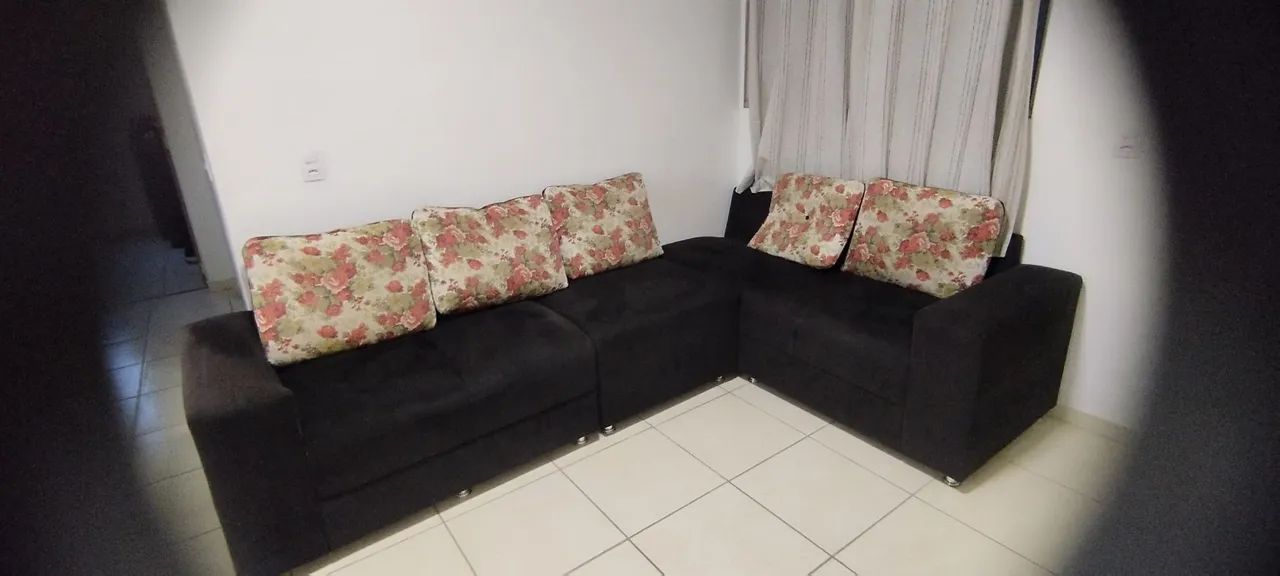 Vendo kit estofado 2/3 lugares com almofadas e puff - Foto 2