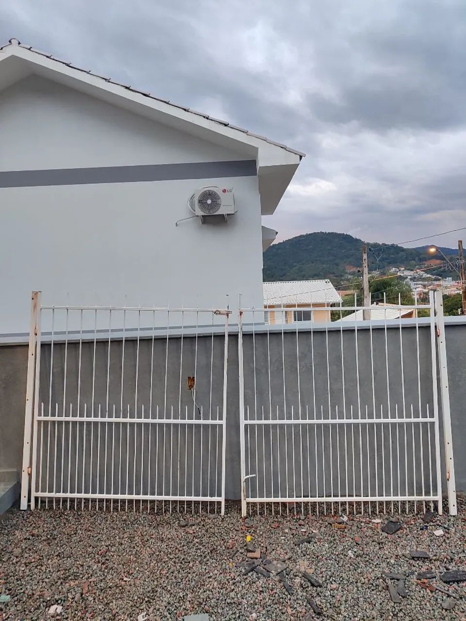 Vendo portão e lixeira de murro  - Foto 2