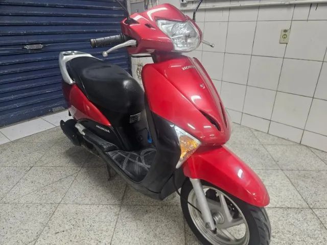 Honda lead bem conservada 