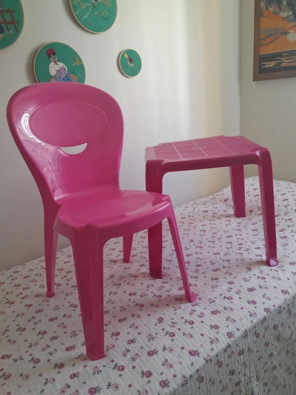 Mesa e cadeira plástica infantil rosa