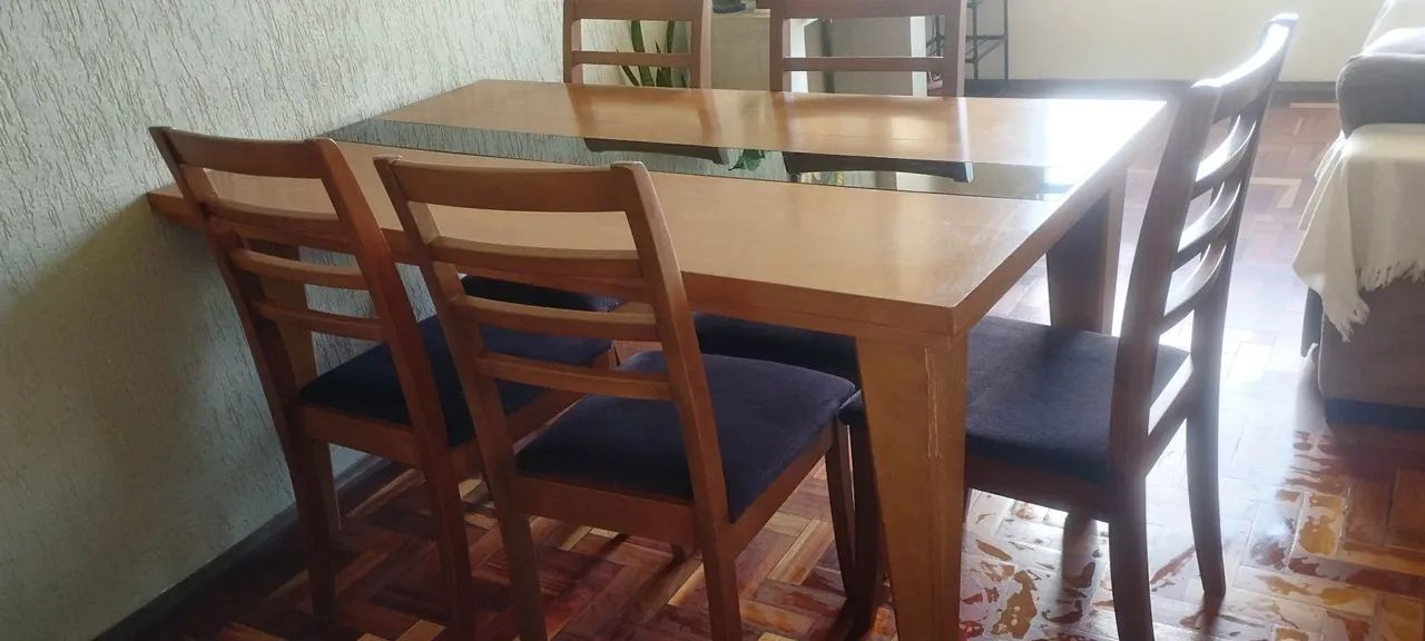 Mesa de madeira com 06 cadeiras  - Foto 5