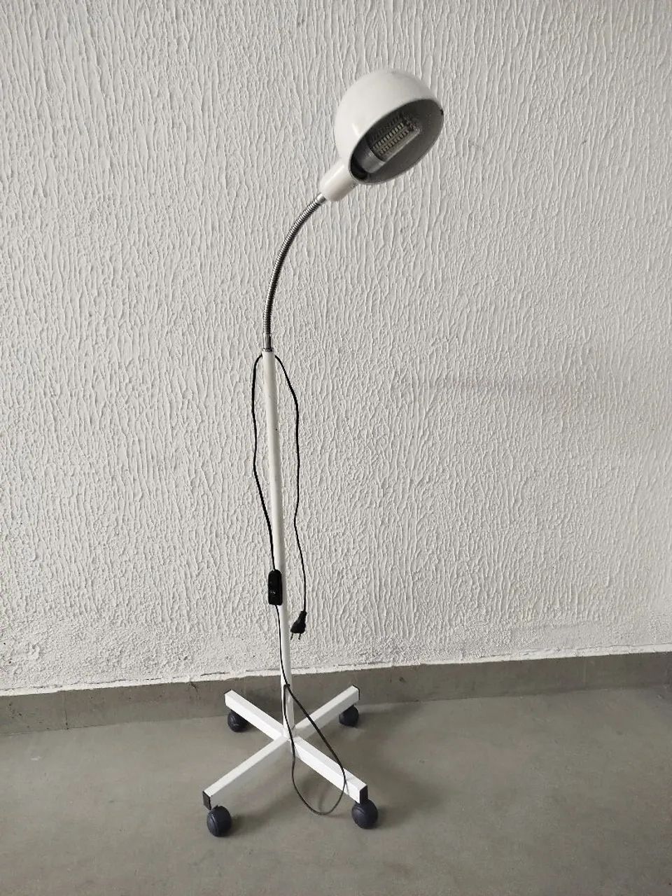 Luminária de chão com rodízio e braço articulado