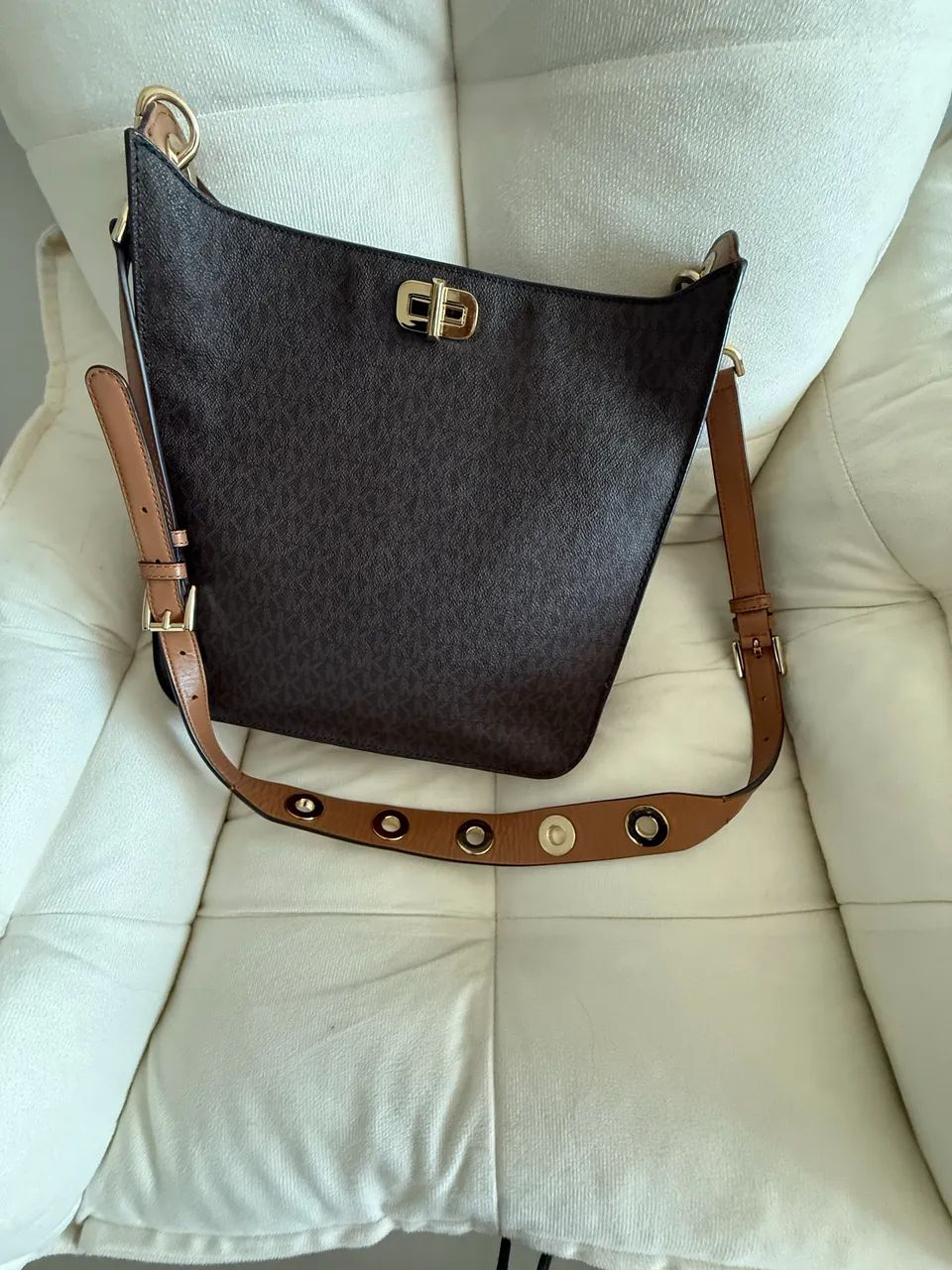 Bolsa MK  com acessórios dourados  - Foto 3