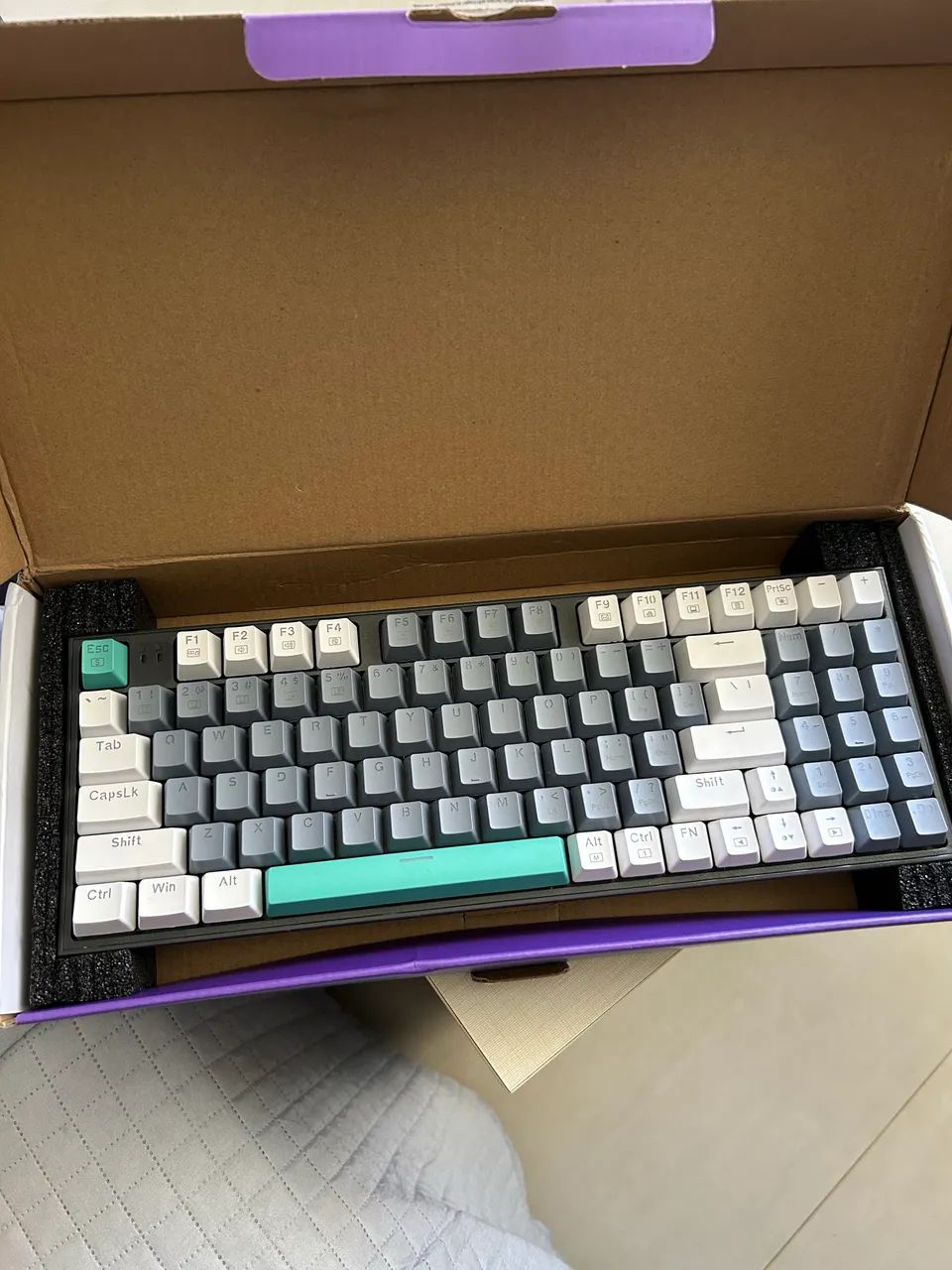 Teclado Machenike K500 B94 2 meses de uso - Foto 5