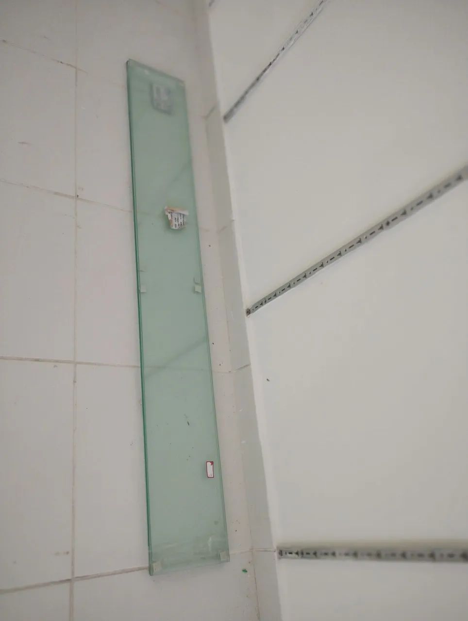 Prateleira de vidro com trilhos e abraçadeiras  - Foto 2