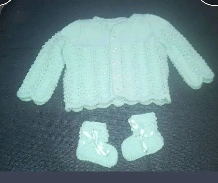 Conjunto de 02 casaquinhos com sapatinho de lã feito a mão e 04 pares sapatinhos infantis  - Foto 2