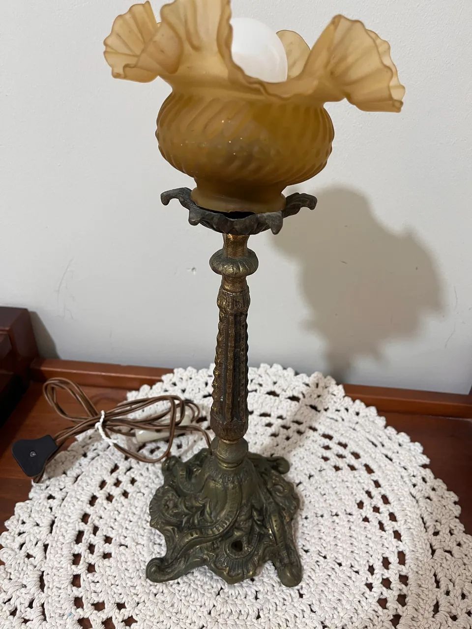 Abajur bronze antigo 38cm com cúpula âmbar  - Foto 5