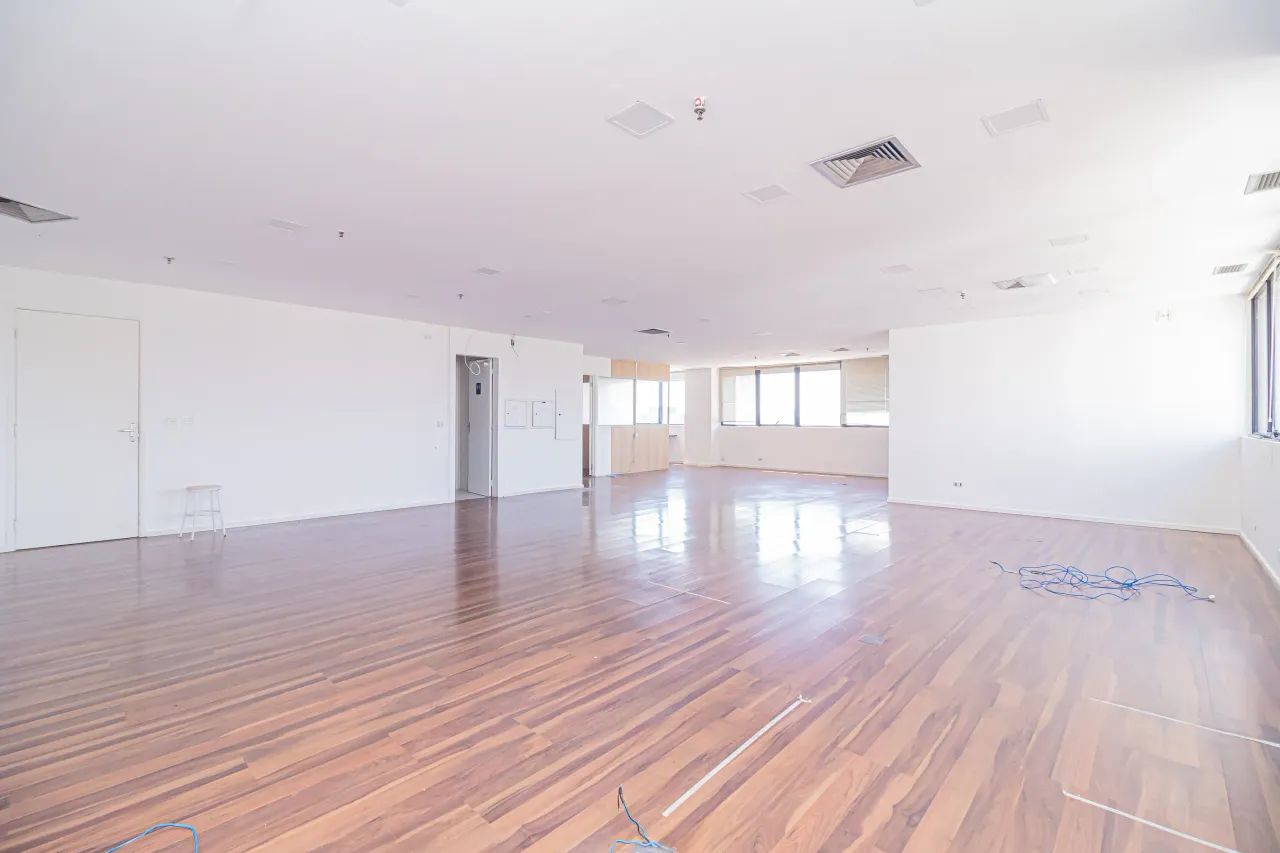 Sala comercial à venda em Santo Amaro  120m², 2 banheiros e 2 vagas.