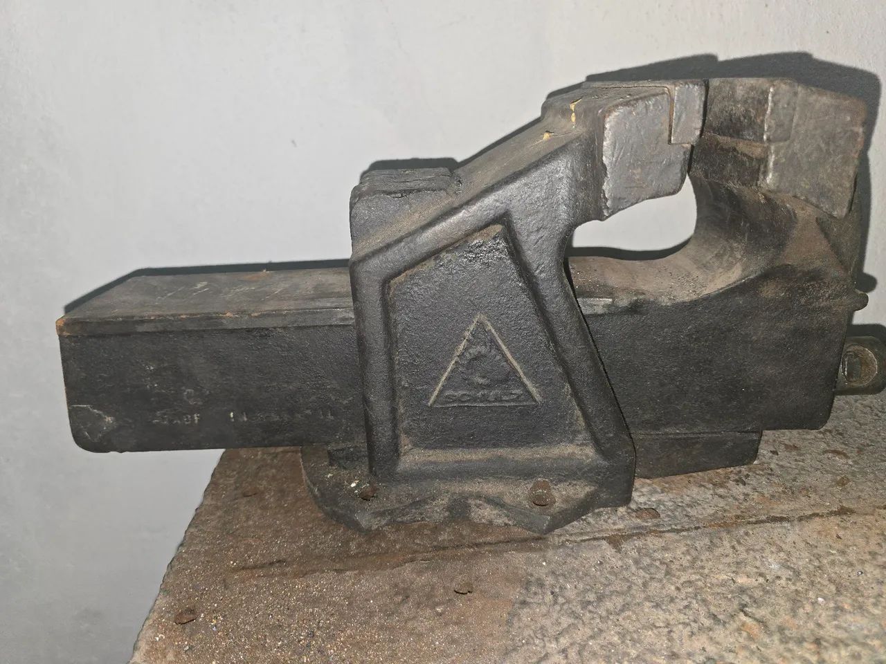 Torno de Bancada N°8, em ferro fundido e resistente  R$350,00 - Foto 5