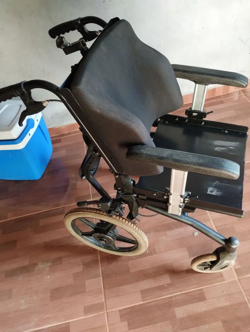 Doação de uma cadeira de roda para completa  - Foto 4