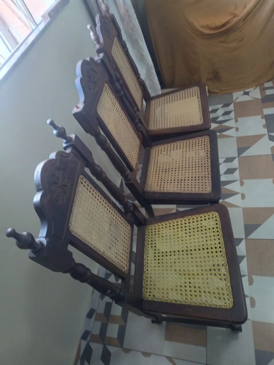 Cadeiras estilo colonial em madeira com palhinha sintética - Foto 2