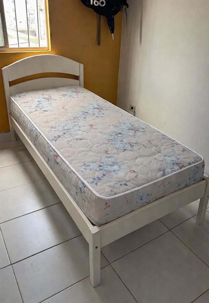 Cama de solteiro em madeira maciça + colchão