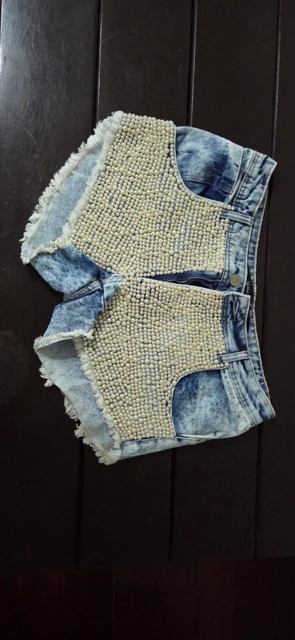 Short jeans com pérolas 