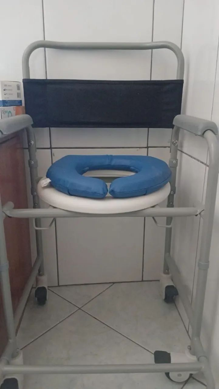 Cadeira higiênica com rodas