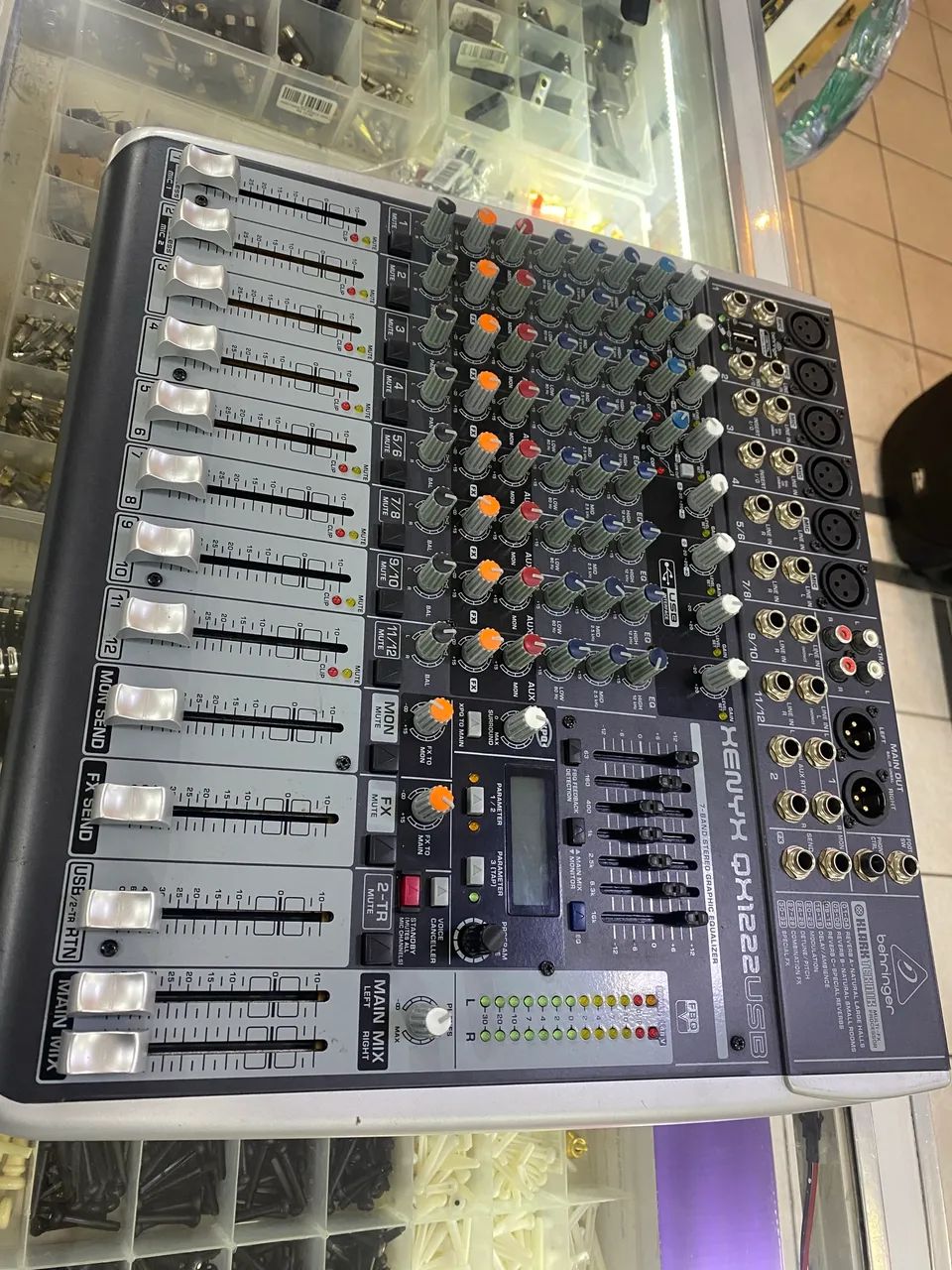 Mesa de som Behringer QX 1222 USB  - Foto 3