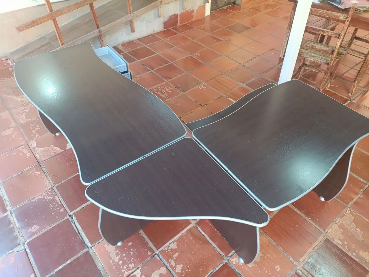 Mesa em "L" semi nova para escritório, duas gavetas. - Foto 5