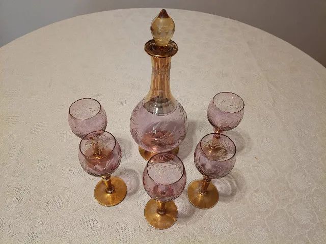 Garrafa e conjunto de taças