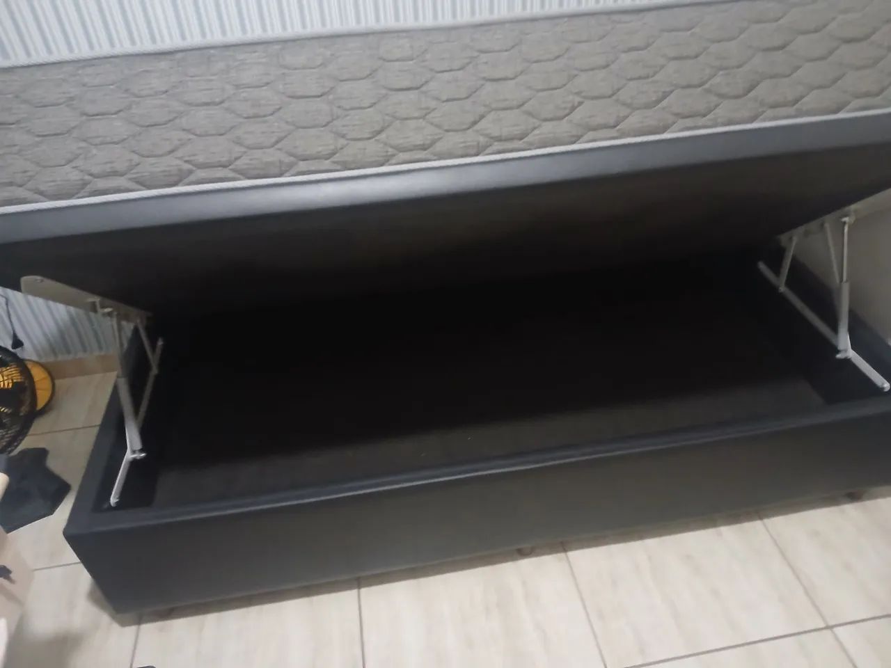 Vendo cama box de solteiro com baú nova em perfeito estado - Foto 3