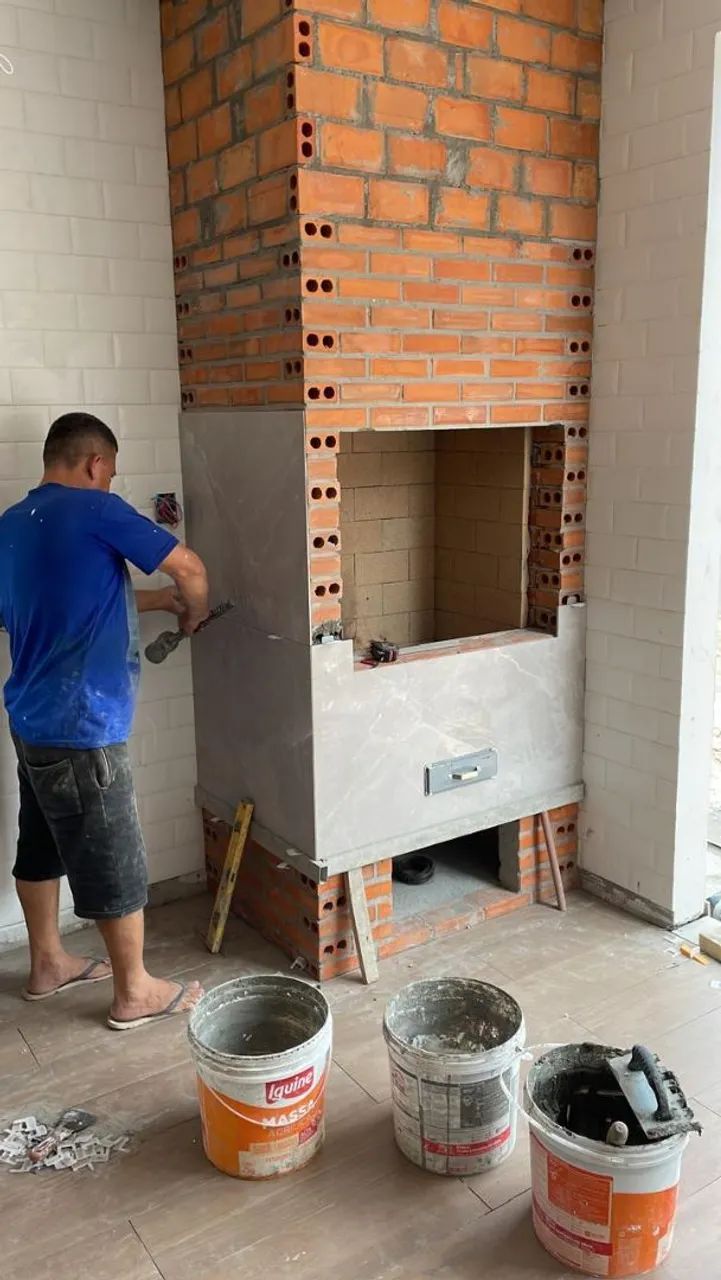 Pedreiro mestre de obra com equipe  - Foto 2